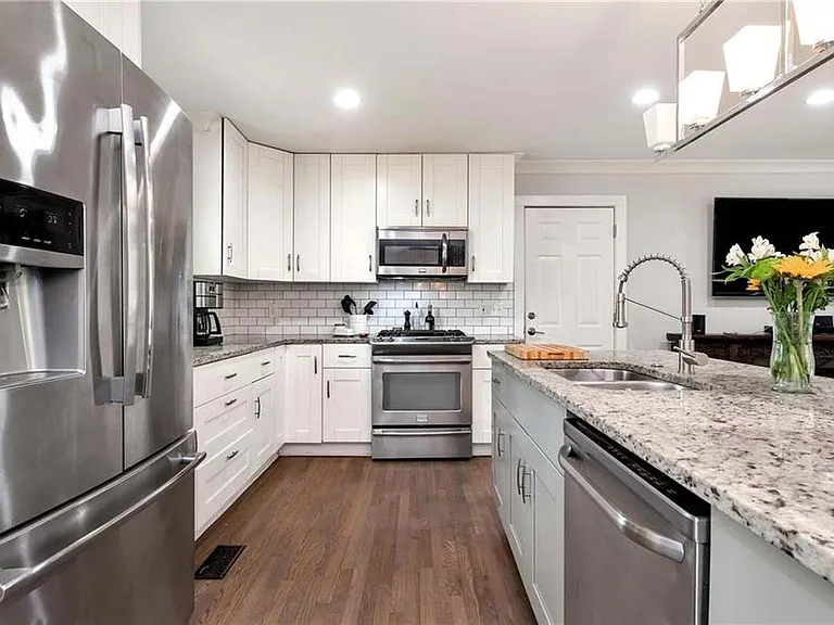 2424 Melinda Ct — Photo 8