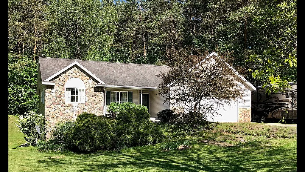 11590 Greenwich Dr NE photo 1