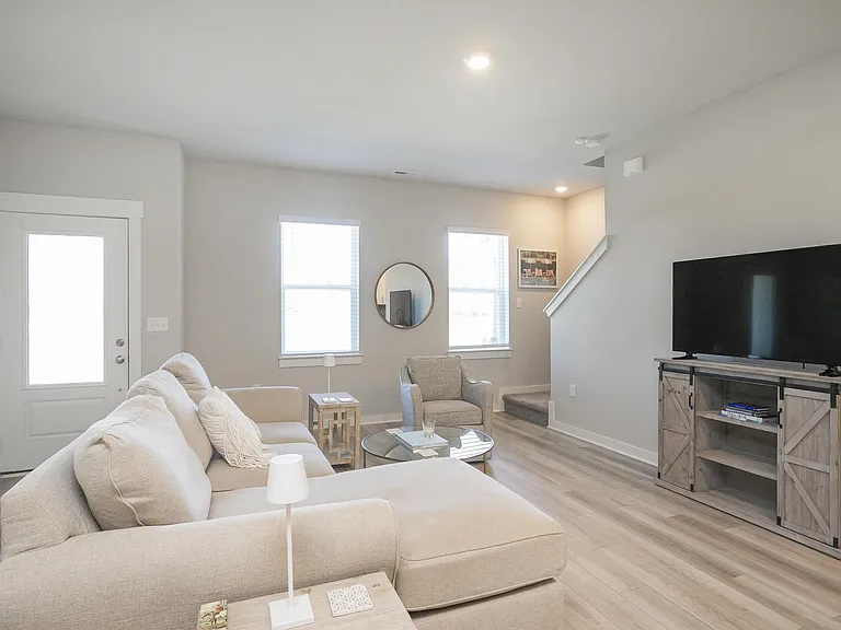 517 Swanholme Dr — Photo 8