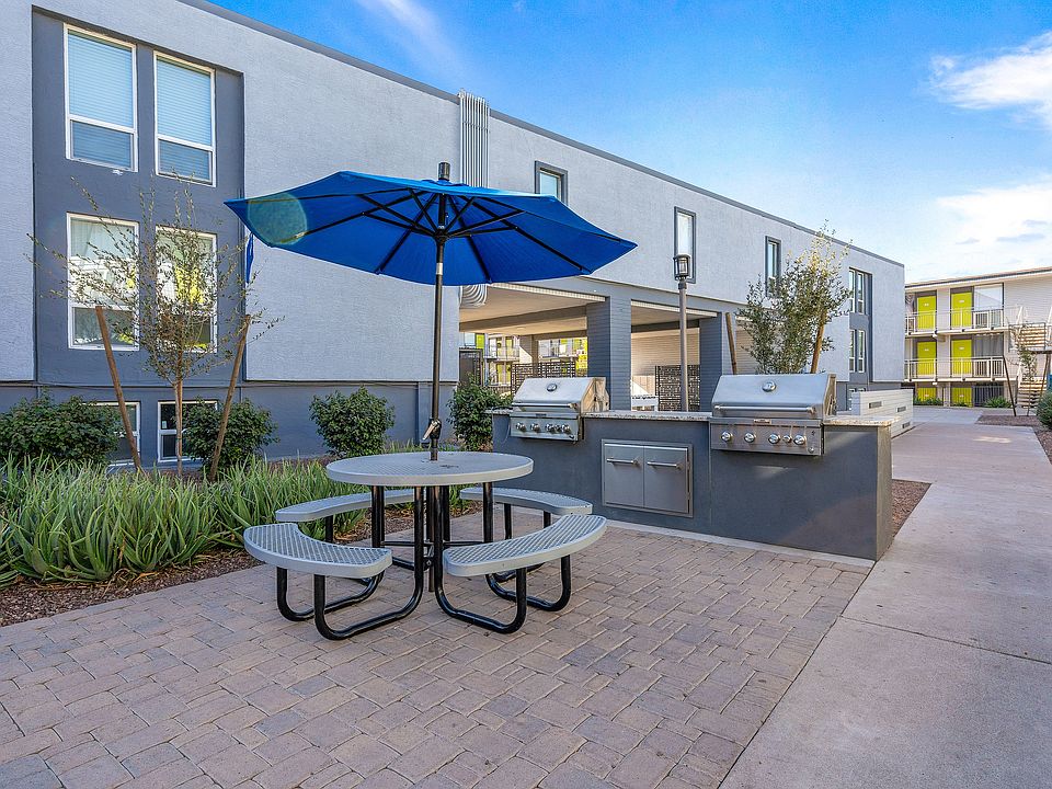 Seventh Apartments Grilling Area