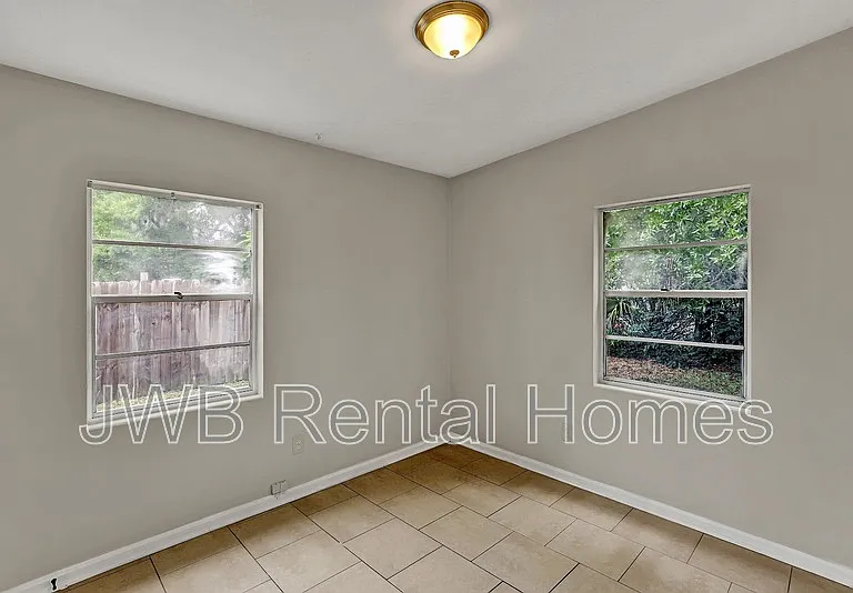 915 Wayne St — Photo 10