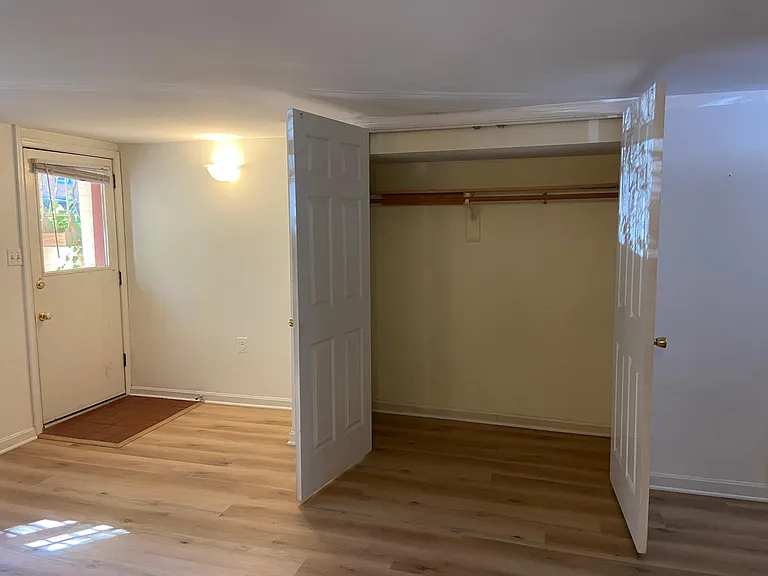 808 C St SE — Photo 4