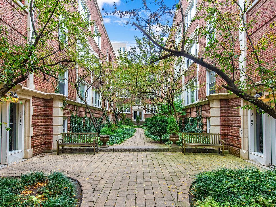 Walk into a beautiful courtyard with colors that change with the seasons.
