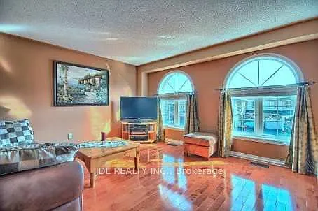 71 Gail Parks Cres — Photo 2