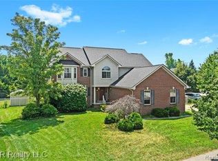 20077 Dovetail Dr, Brownstown, MI 48183