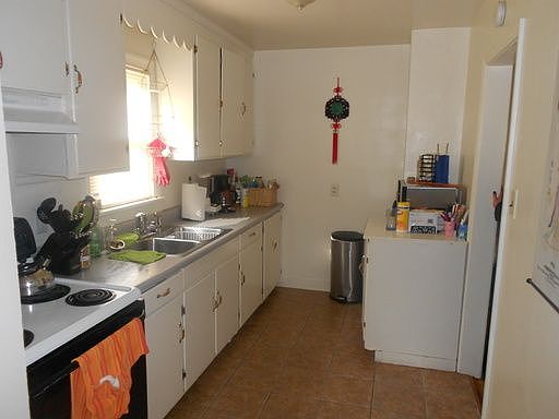 4th image of 2623 Kenwood Ave