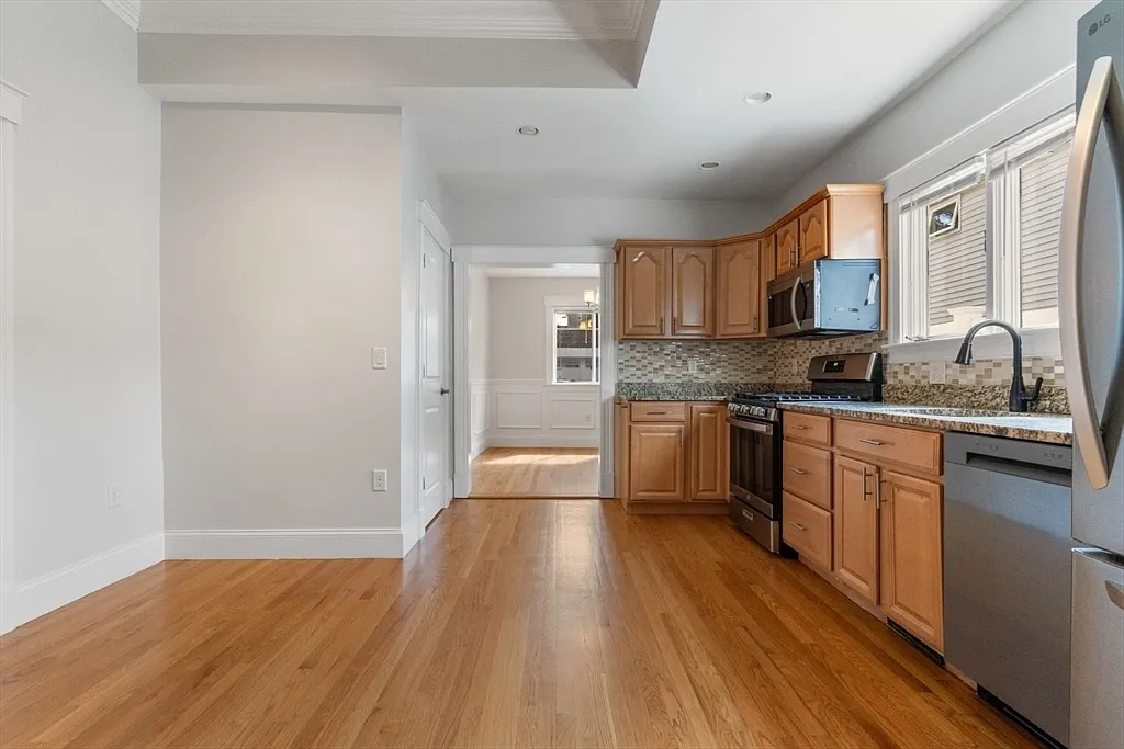2 bed, 1.0 bath, 988 sqft, $3,000 — Photo 3