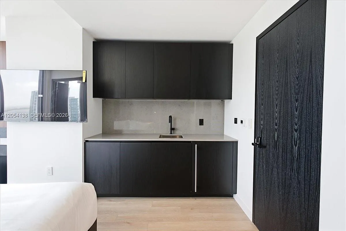 Eleven Hotel And Residence — Photo 3
