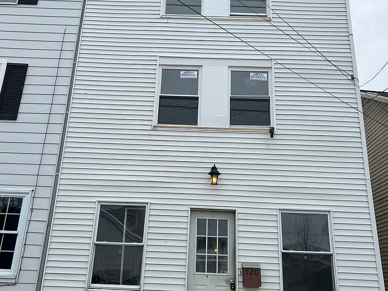 120 N Oak St — Photo 2