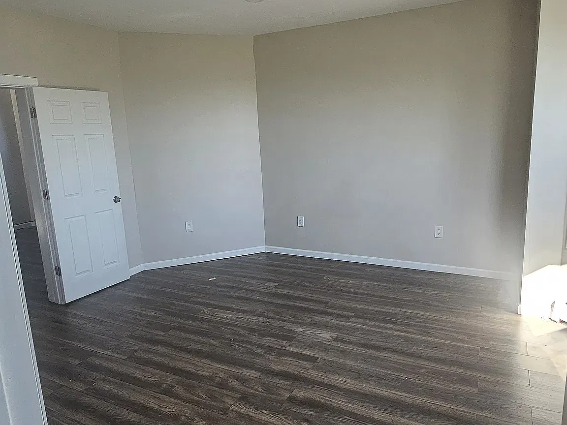 3 bed, 800 sqft, $2,300 — Photo 3