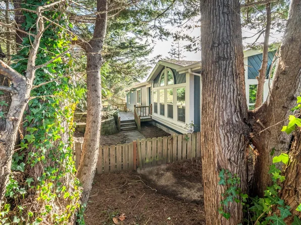 2501 Creekside Ln, North Bend, OR 97459