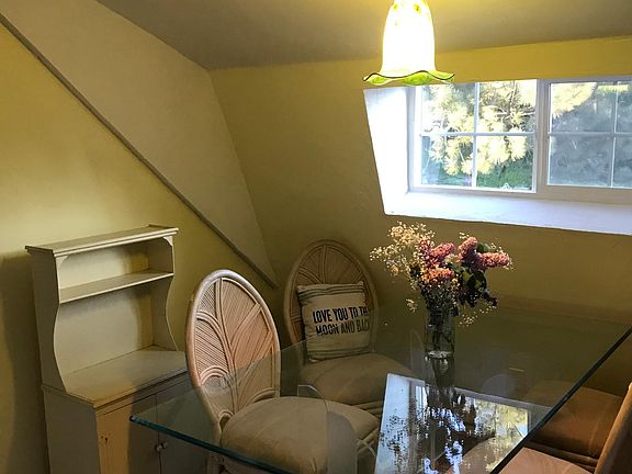 Dining area with dining table, chairs and beautiful views -