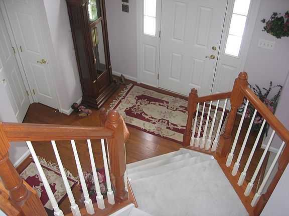 Foyer w/Hardwood Floors