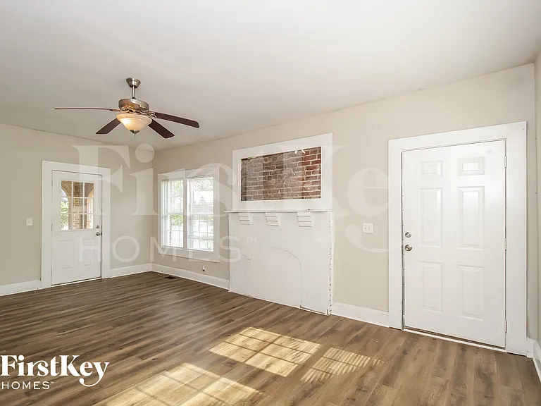 1387 Beecher St SW — Photo 2