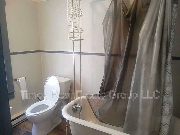 206 W Railroad St — Photo 3