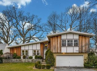 24 Overlook Ln, Rockville Centre, NY 11570