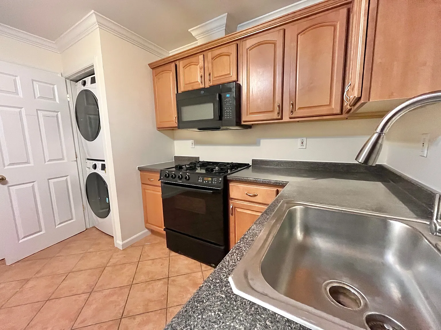 2 bed, 1400 sqft, $4,200 — Photo 2