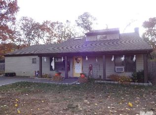 14 Hale Ln, Coram, NY 11727