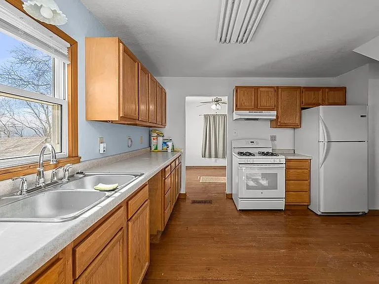 2025 S Bluff Blvd — Photo 3