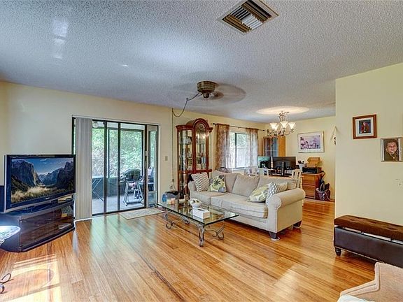 5th image of 640 Yorkshire Ct APT A