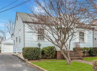 37 Exford Pl, Albertson, NY 11507