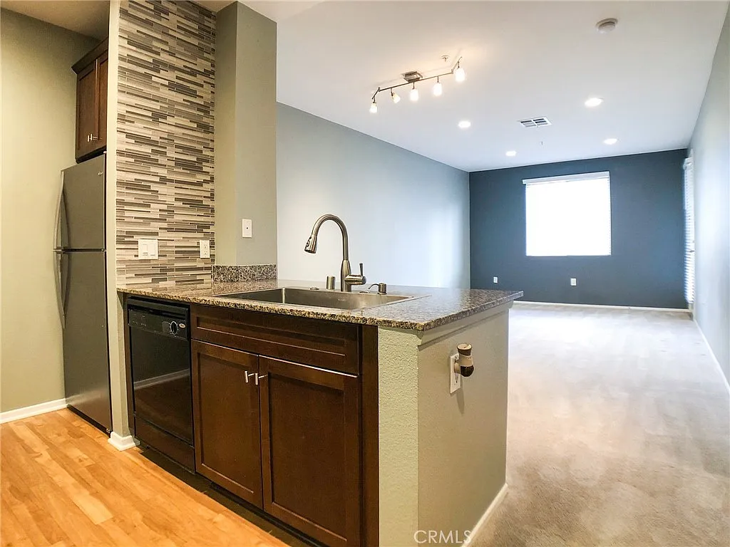 1 bed, 734 sqft, $2,700 — Photo 2
