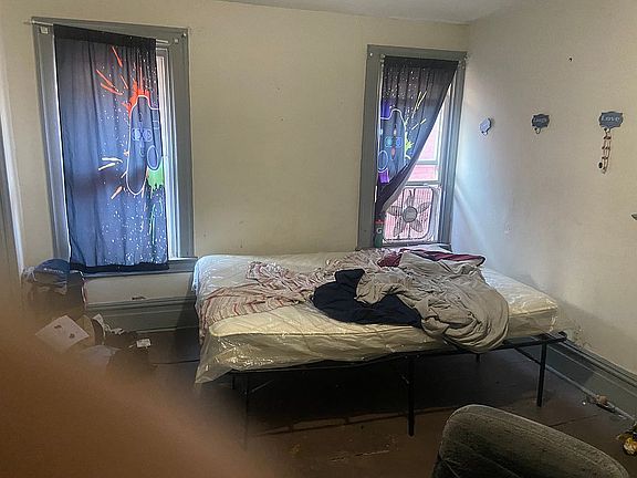 3rd image of 25 Wood St