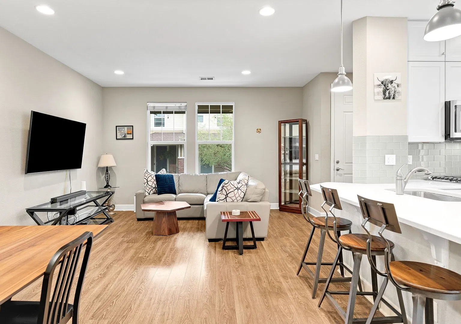 3BD, 3BA Central Park Home with Attached 2-Car Garage — Photo 2