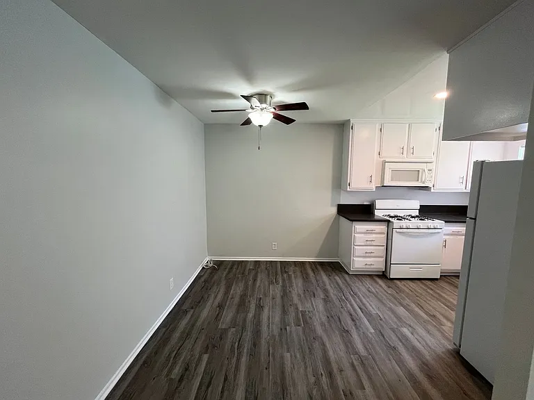 18400 Prairie Street — Photo 24