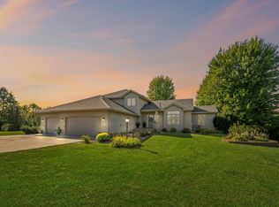 926 Carriage Cir, Shakopee, MN 55379