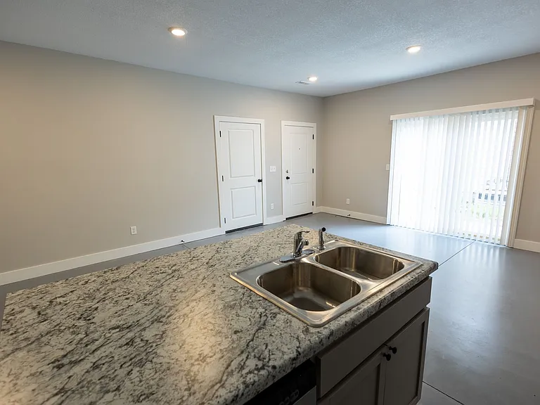 802 N Custer St — Photo 4