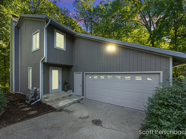 6421 Woodbrook Dr SE, Grand Rapids, MI 49546