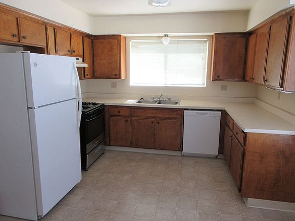 2nd image of 1025 Perdew Ave APT C