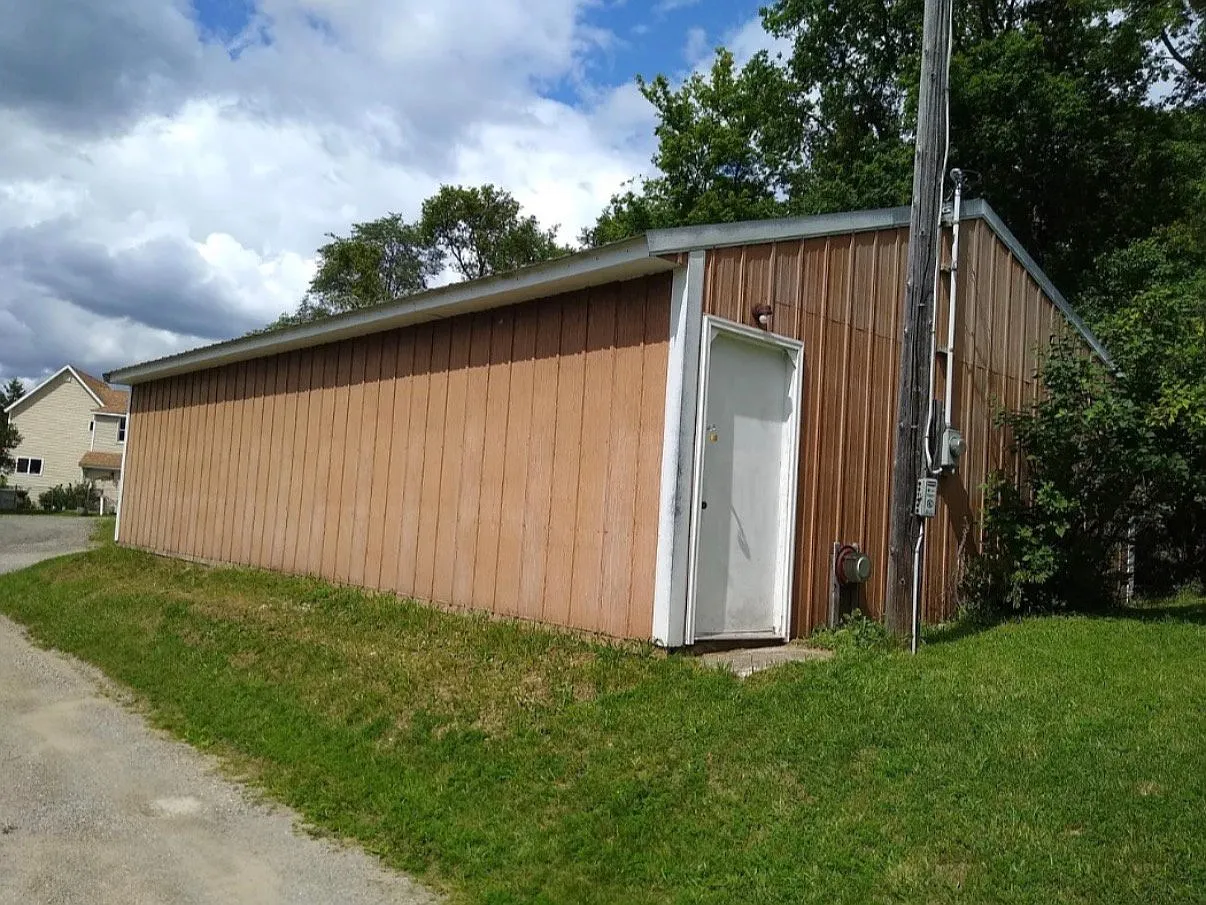 Pole Barn. No bedrooms no bathrooms. 20 ft by 60 ft roughed out good for storage or for workshop — Photo 3