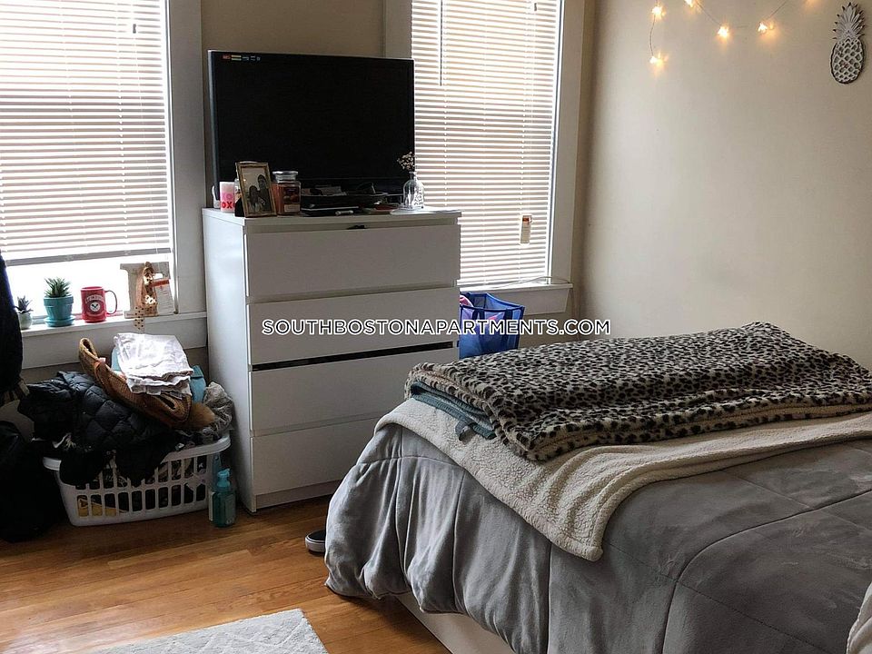 2nd image of 861 E 1st St #3P
