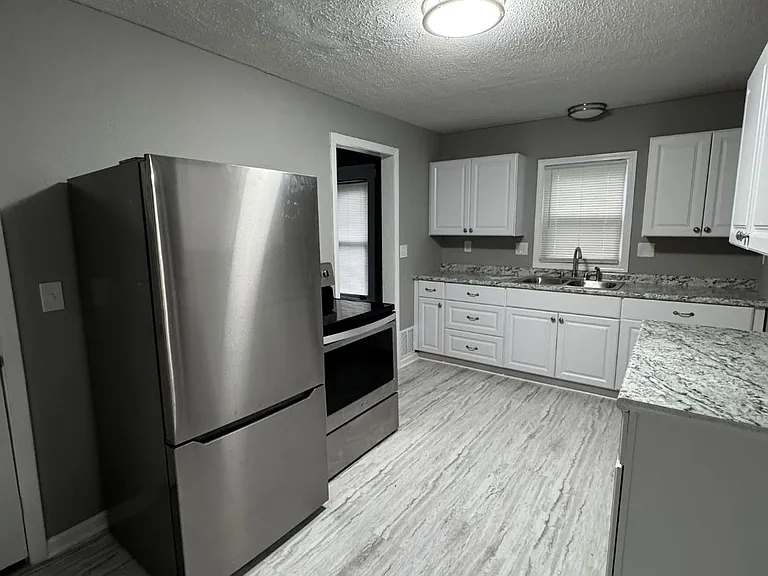 390 Cole Ave — Photo 9