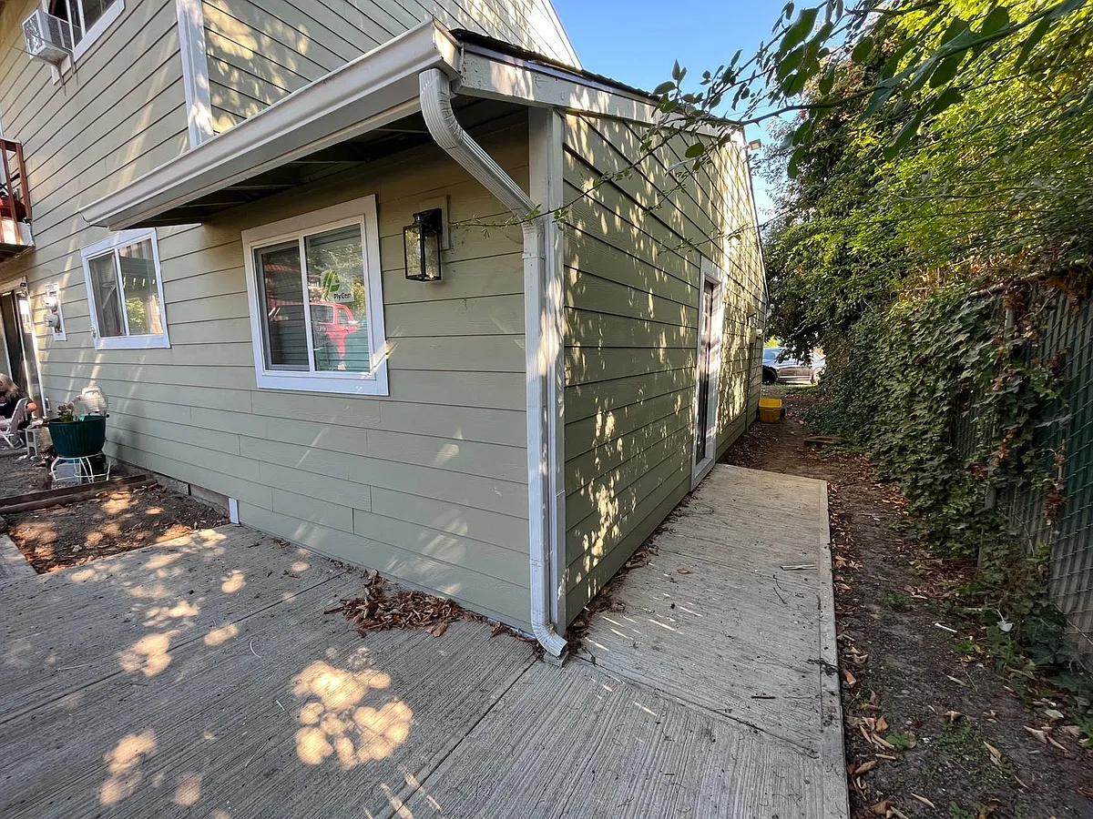Building Photo - 193 Rosewood Dr NW