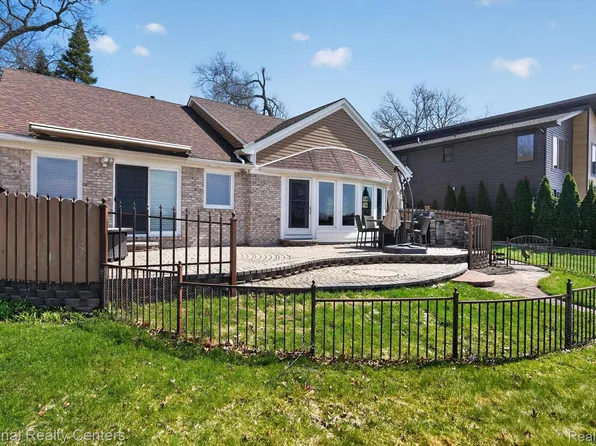 560 Black Oaks Trl, Howell, MI 48843