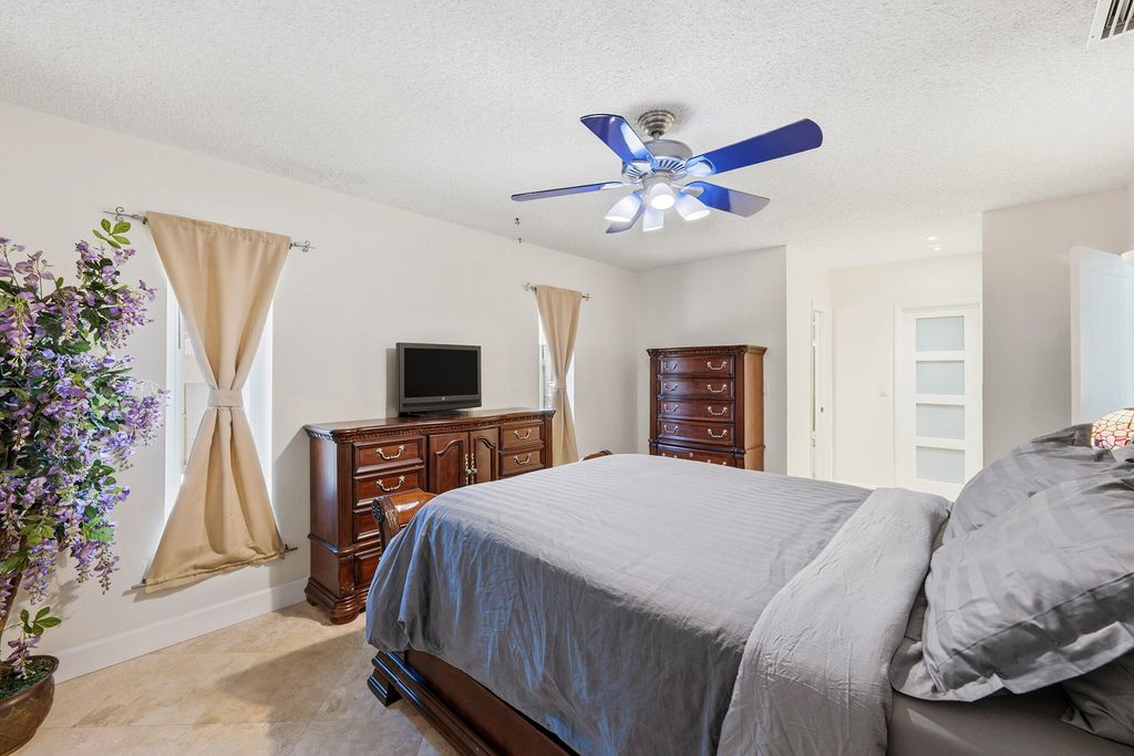 390 SE 12th Avenue, photo 5