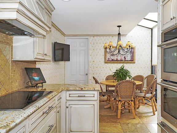 5th image of 33 Woodland Dr