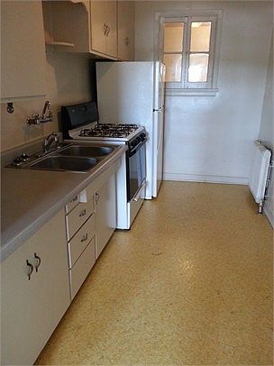 2nd image of 926 1/2 8th St APT 2