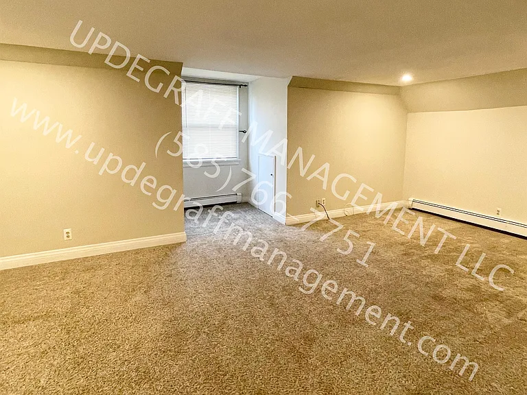 521 Oxford St — Photo 9