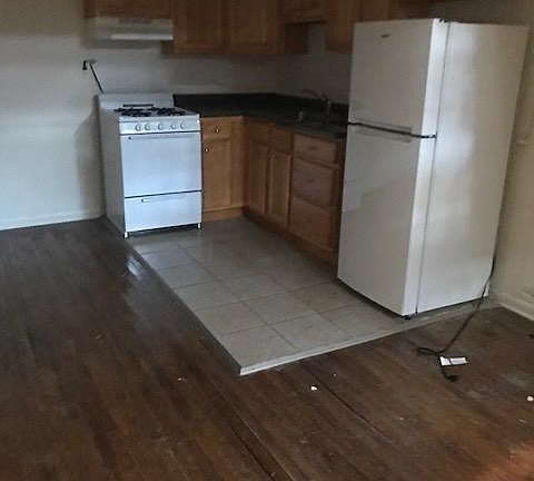 2nd image of 929 Lombard St APT 102