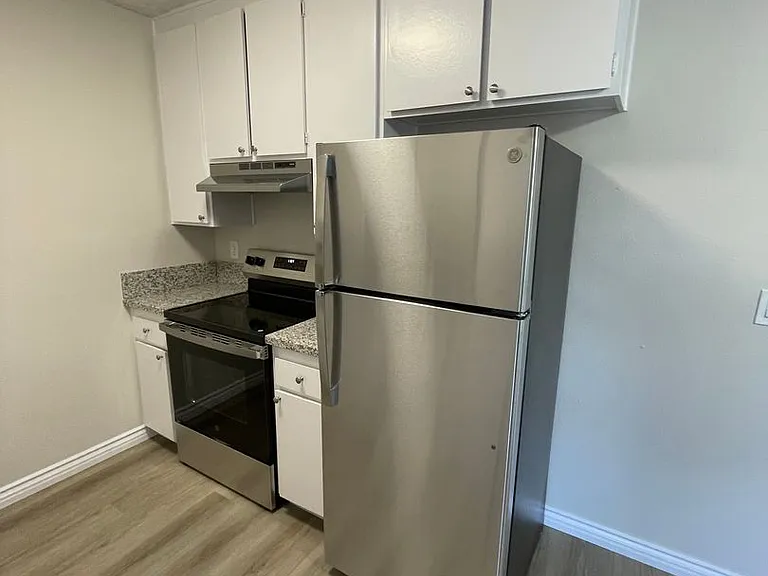 Cordova Apartments — Photo 37