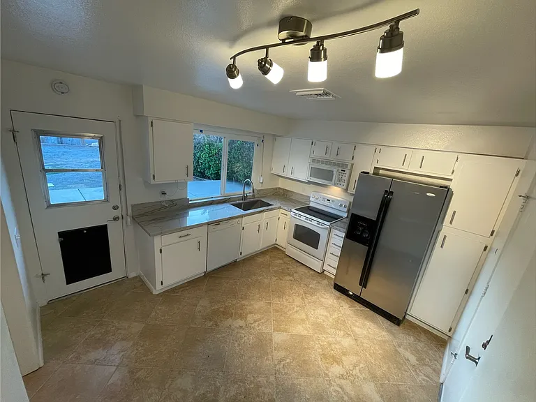 45685 Mountain View Ave — Photo 9