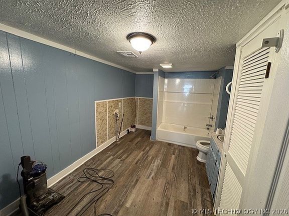 4th image of 219 W 4th St