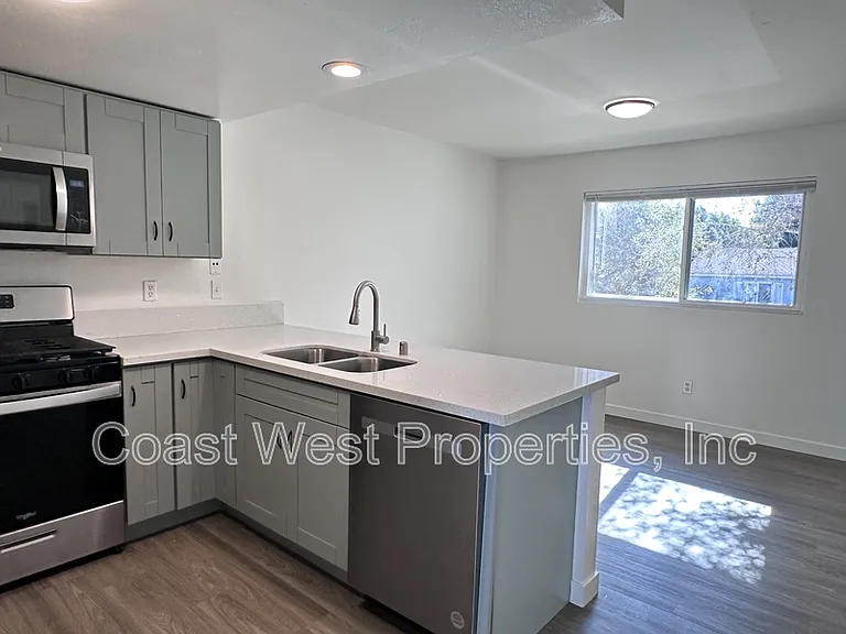 1174 Cypress Ave — Photo 9
