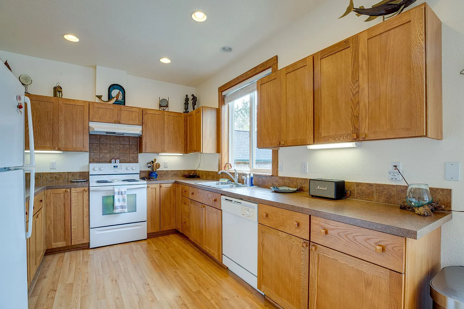 2 bed, 1.0 bath, 1194 sqft, $2,967 — Photo 3