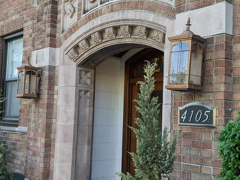 UW01 Levere-4105 Brooklyn Ave NE — Photo 2
