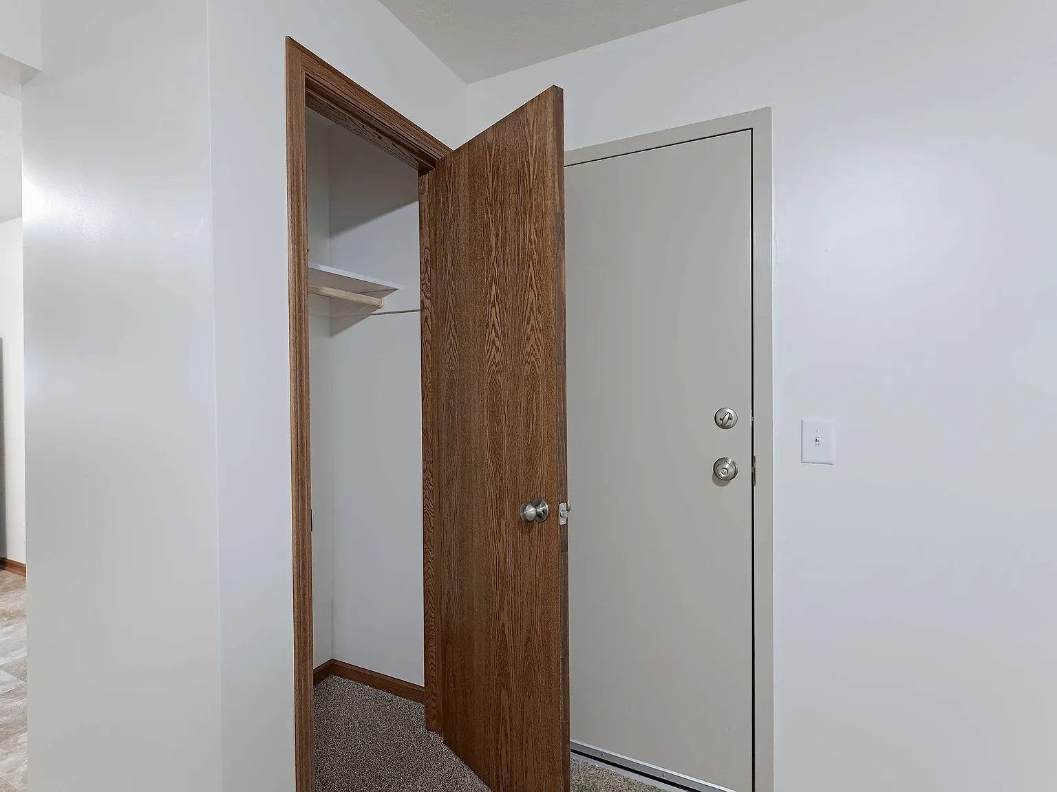 2 bed, 843 sqft, $989 — Photo 3